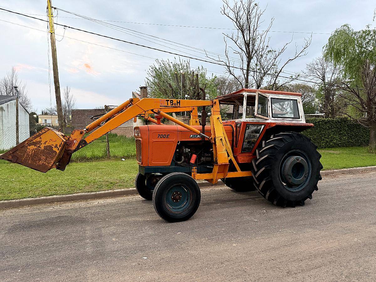 Fiat 700 e año 1978 con Pala Frontal TBH
