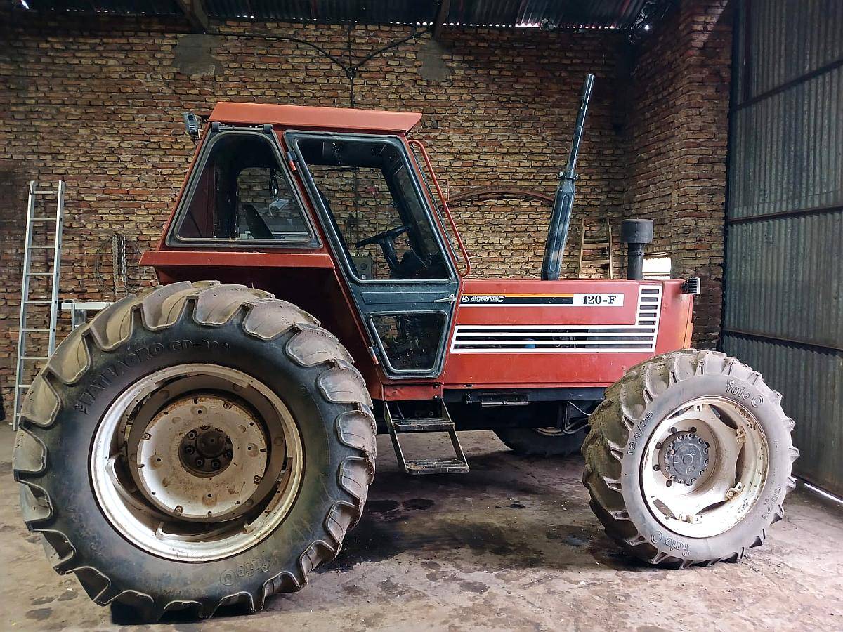 Fiat 120 F , Motor Perkins 6 Cilindros 120 HP , 3 Puntos