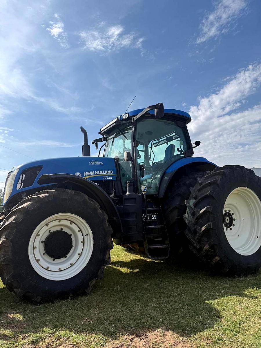 New Holland Modelo: T7.215 muy Bueno NO SE Toman Usados