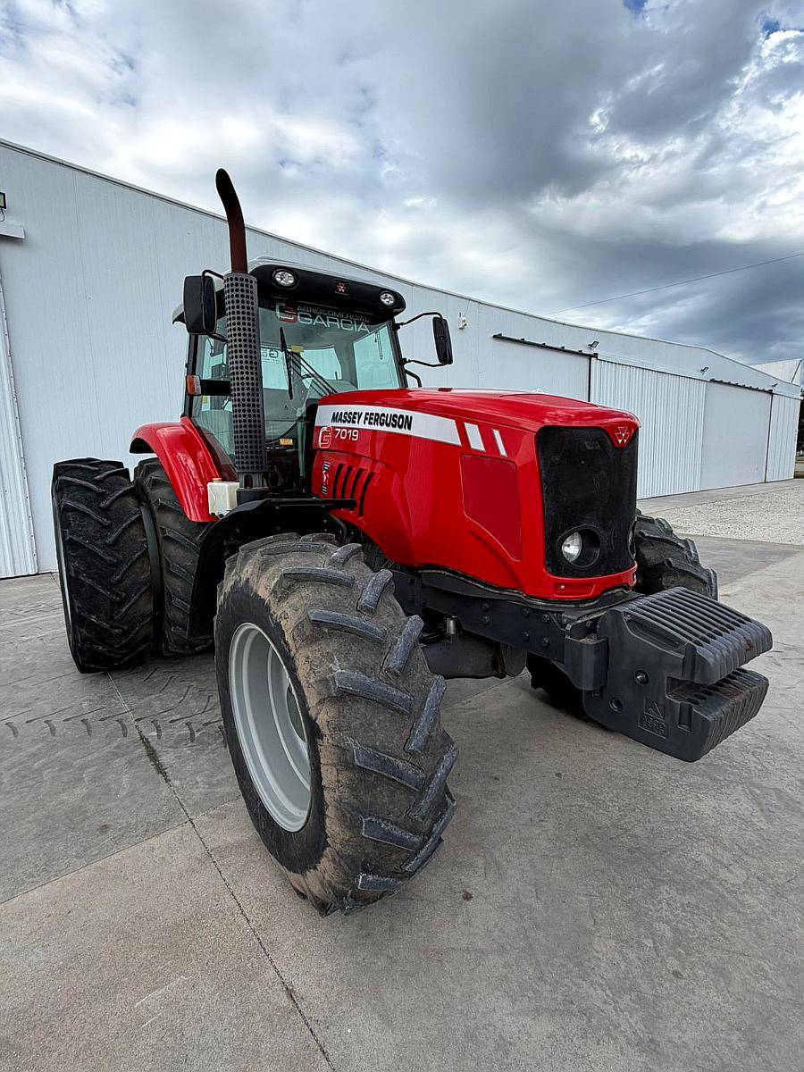 Tractor Massey Ferguson 7019