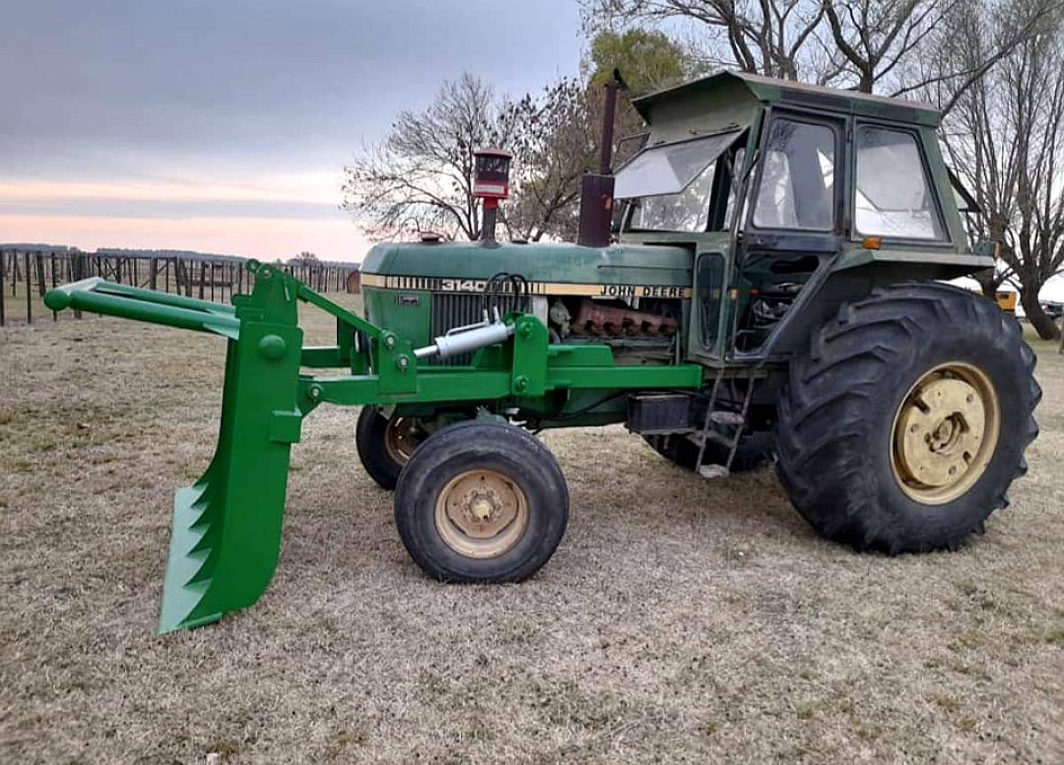 Tractor John Deere 3140 con Rastrillo Topador