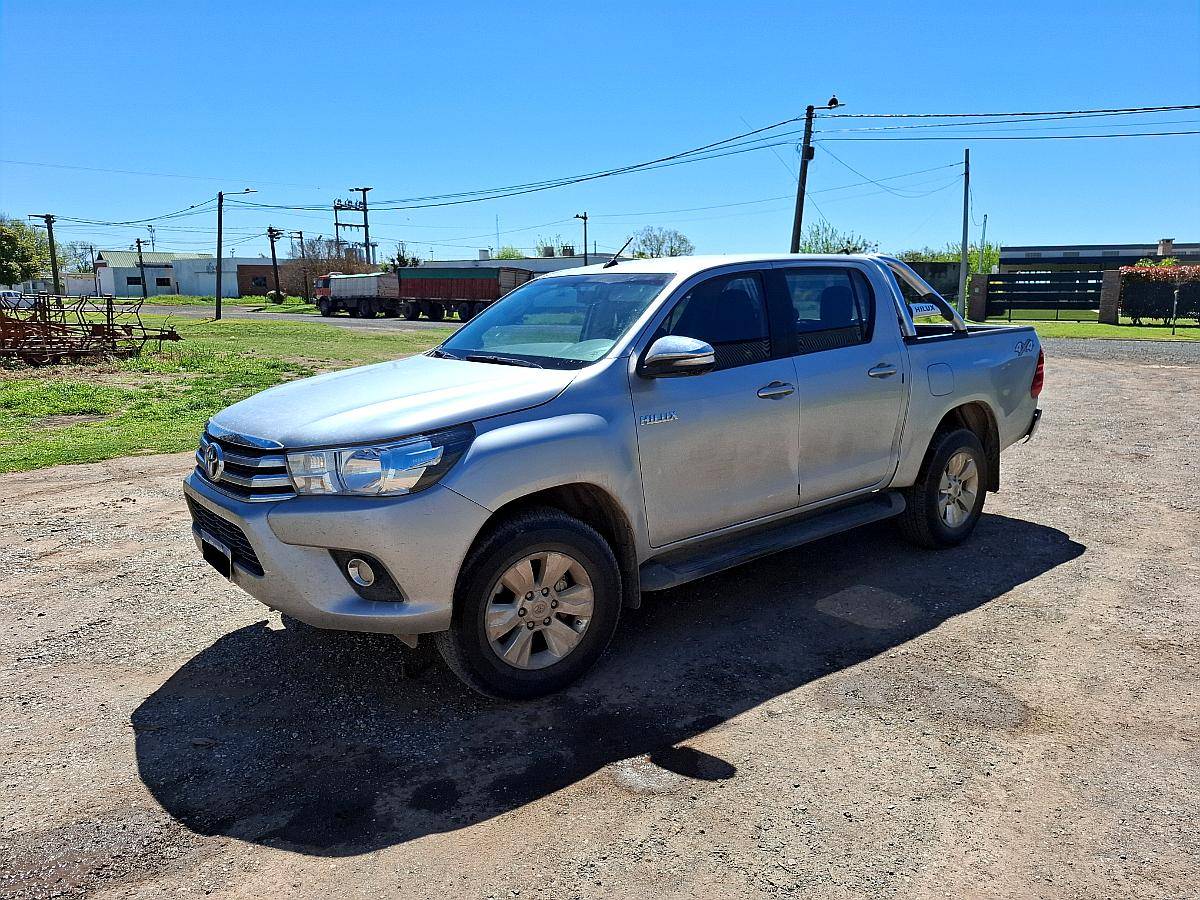 Vendo Toyota Hilux 4X4 año 2017.