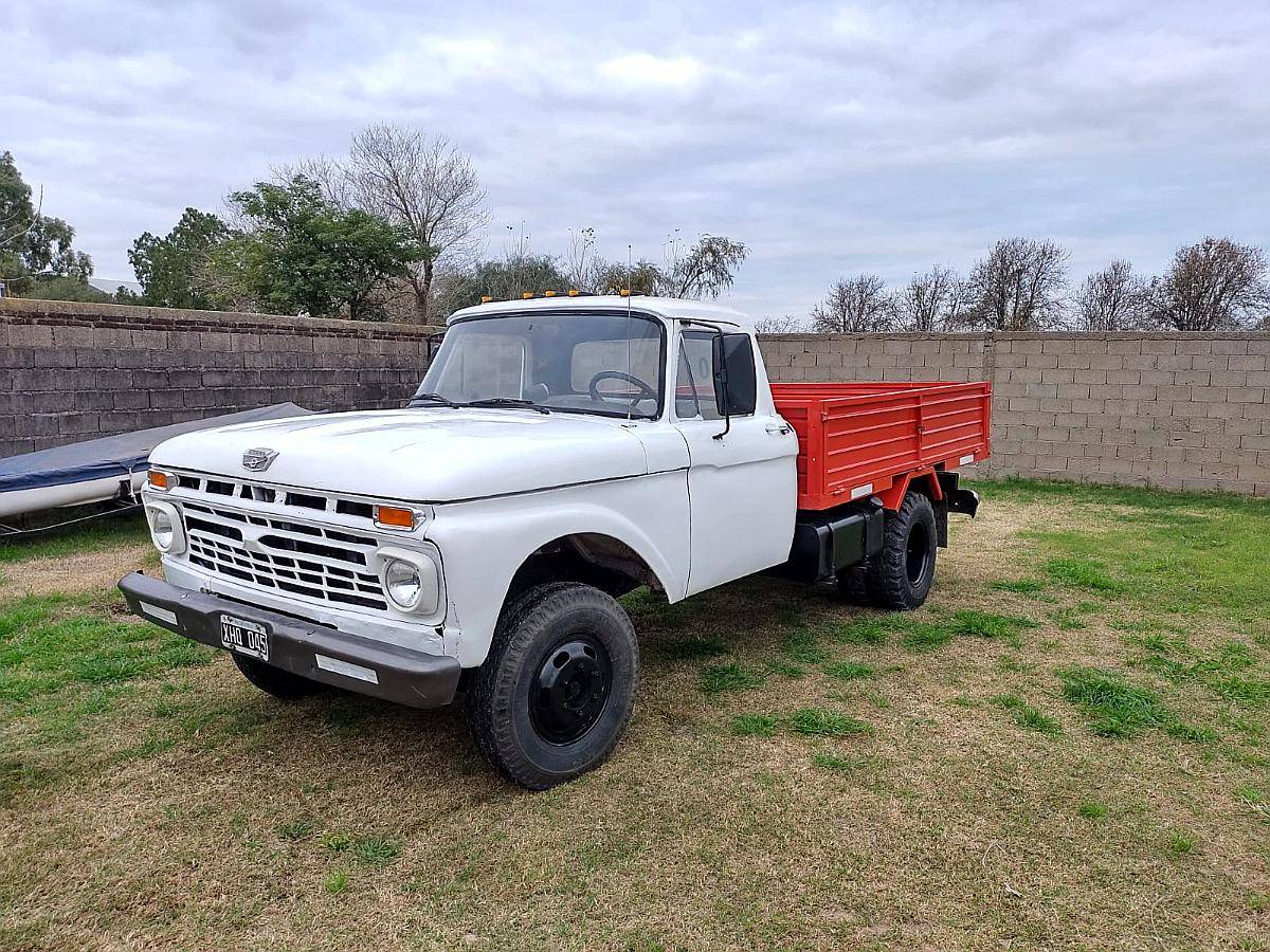 Camion Ford 350 con Carroceria Barandas Volcables
