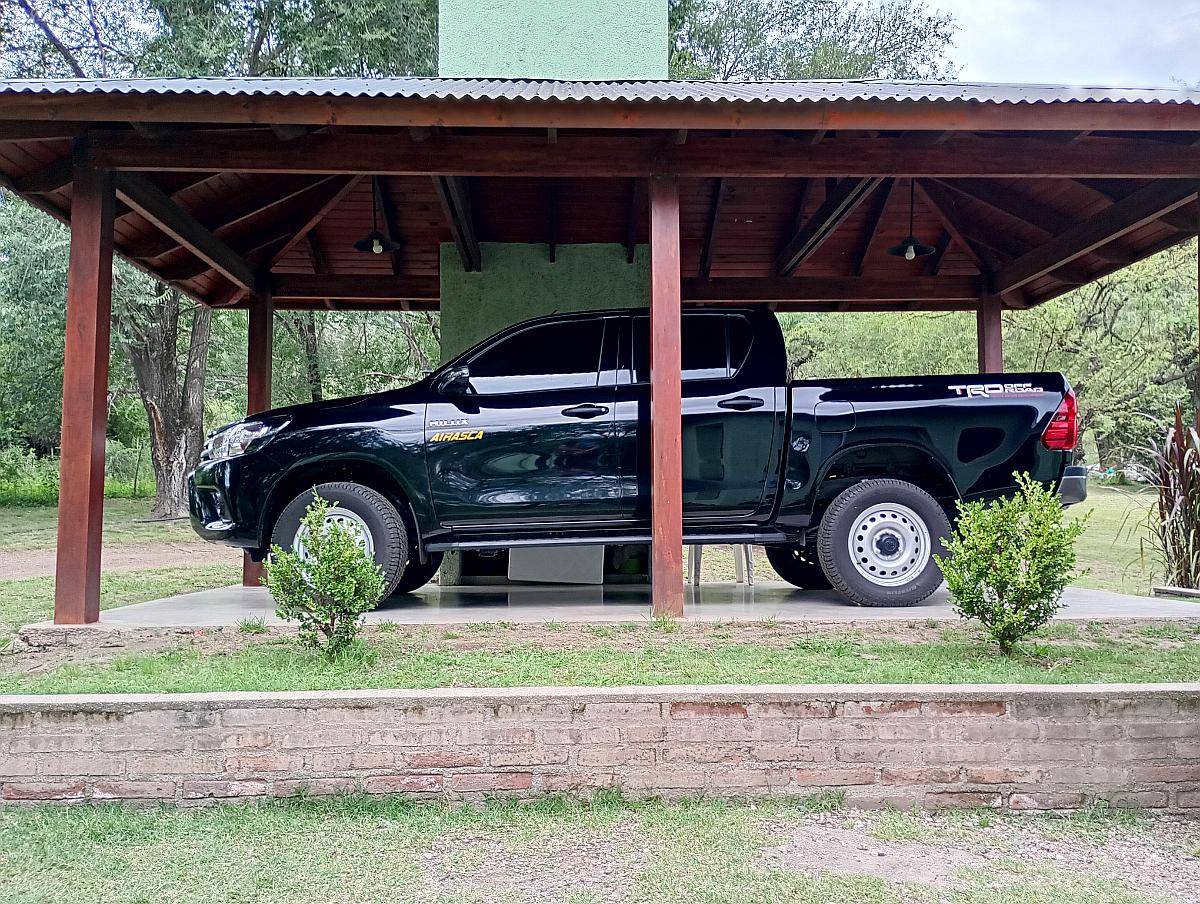 Toyota Hilux DX AT 4X2 Impecable Como 0km 9.000km año 2025