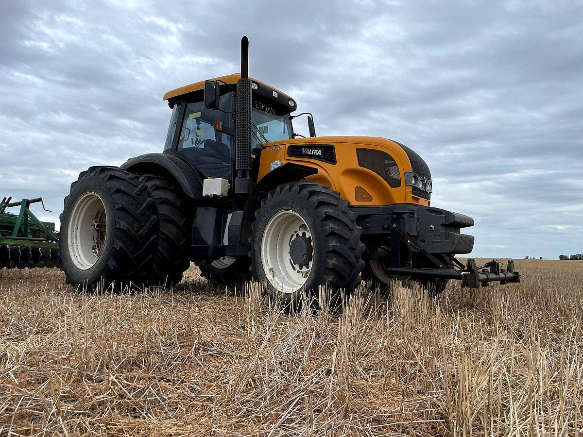 Usado - Valtra AR220 - año 2017 - 4wd - Rod. Dual - Piloto
