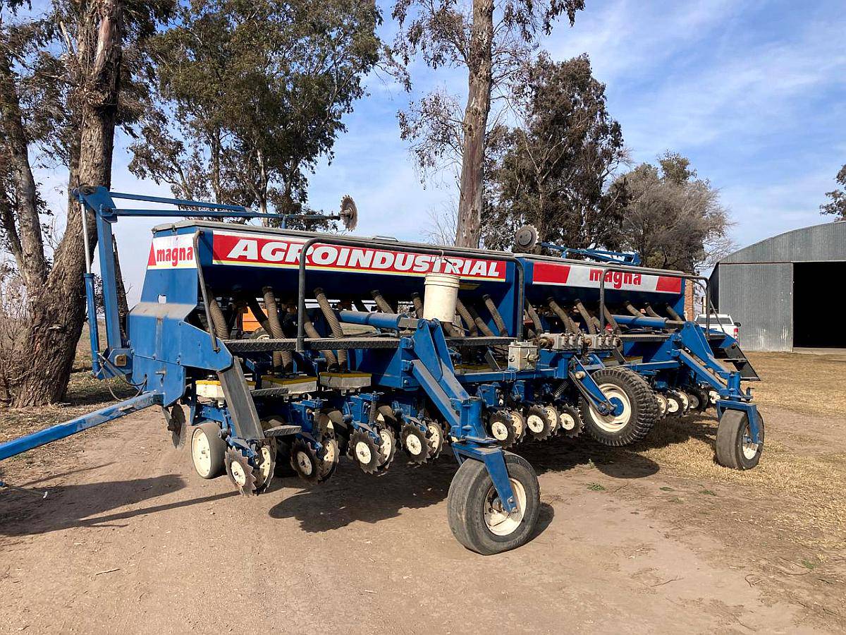 Sembradora Agroindustrial de 14 S a 52 . año 2004.