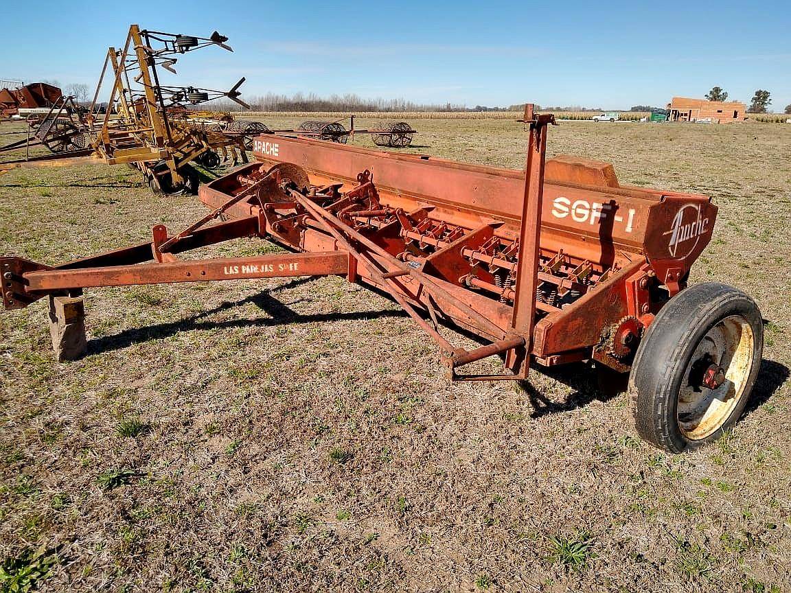 Sembradora Apache de Grano Fino de 27 Líneas a 17,5