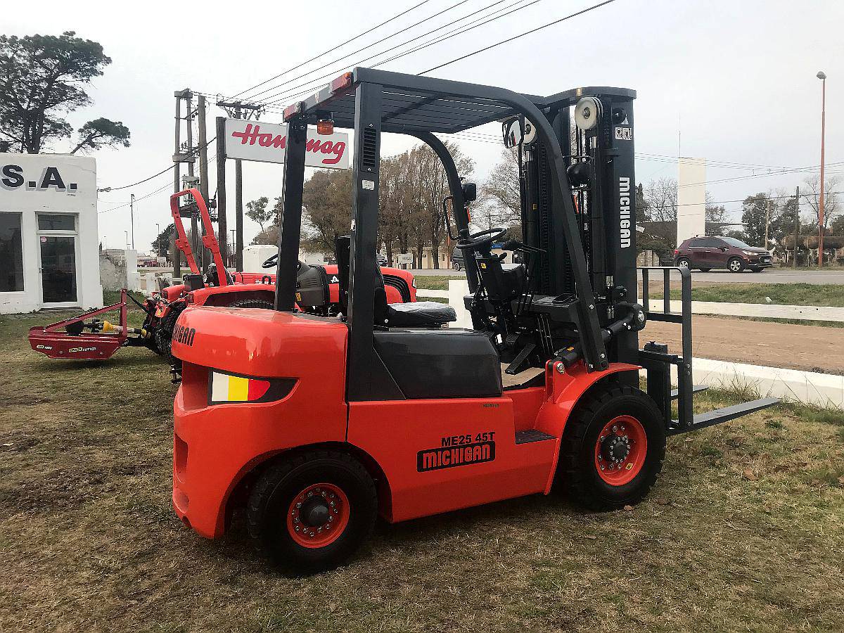 Autoelevador 0km Michigan 2.5 TN Torre Triple. Disponible