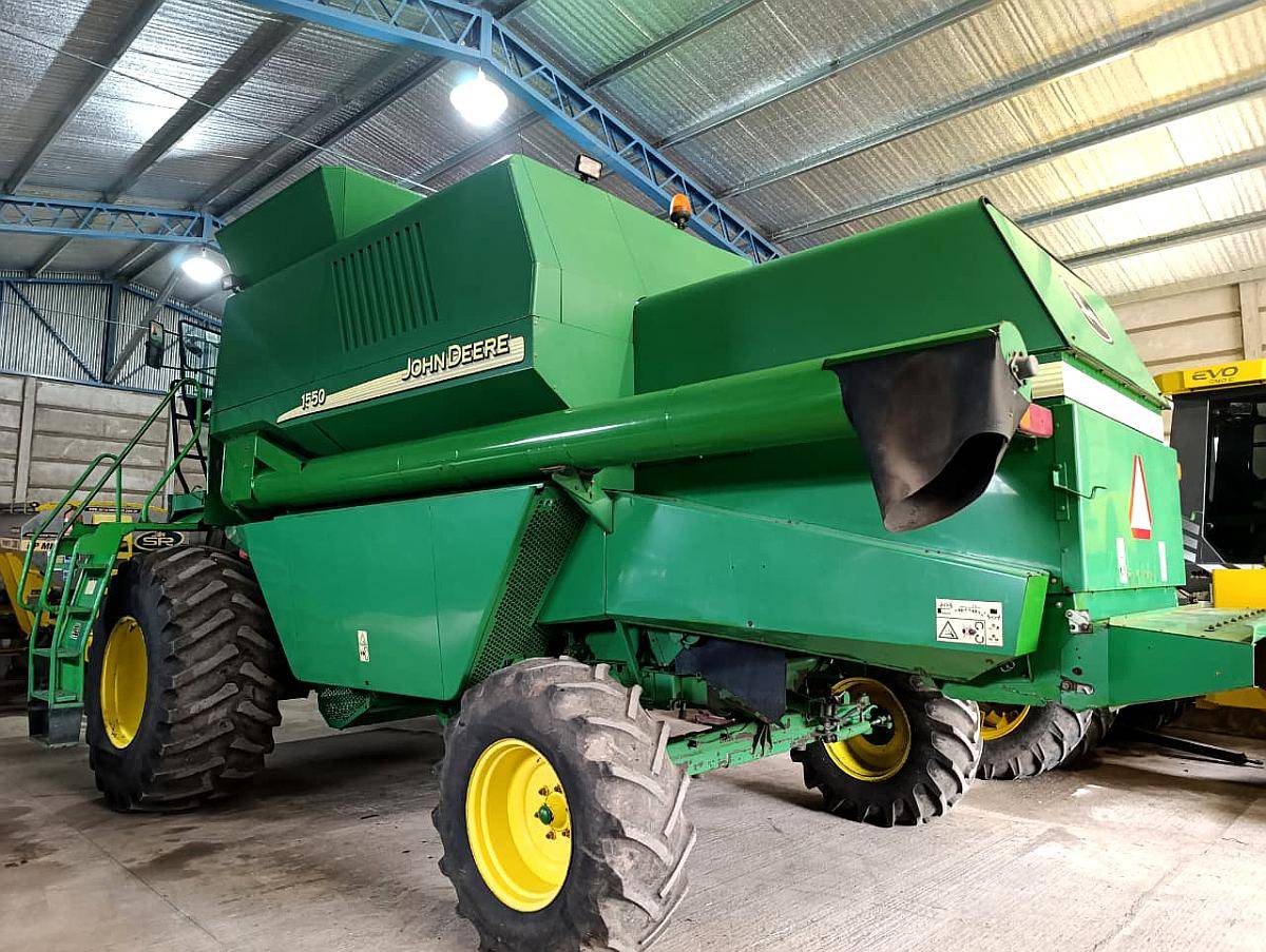 John Deere 1550, con Plataforma Hydraflex 625