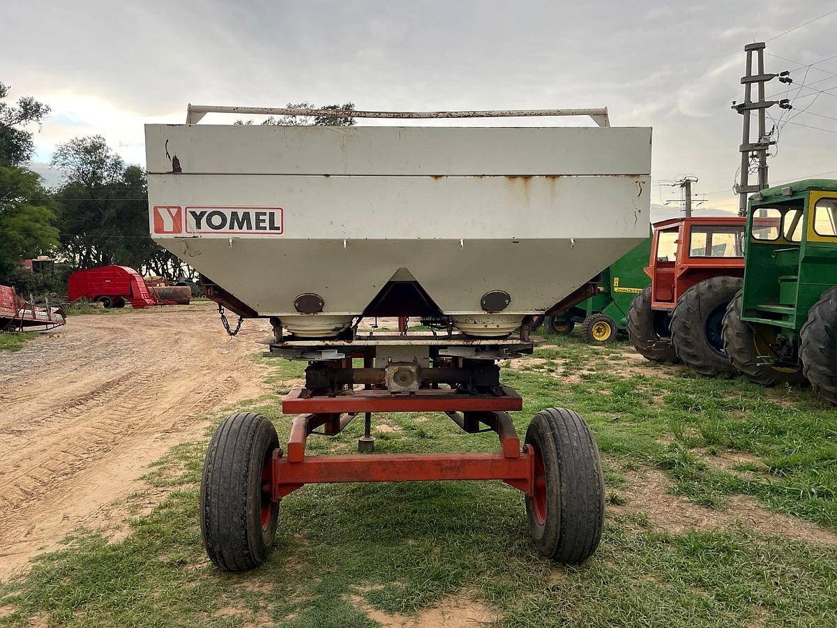 Fertilizadora Yomel 2000 Kg