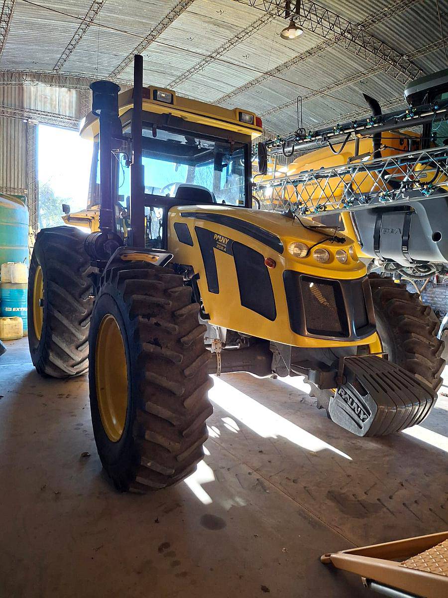 Tractor Pauny 250 con 9.000 Hs - 2011