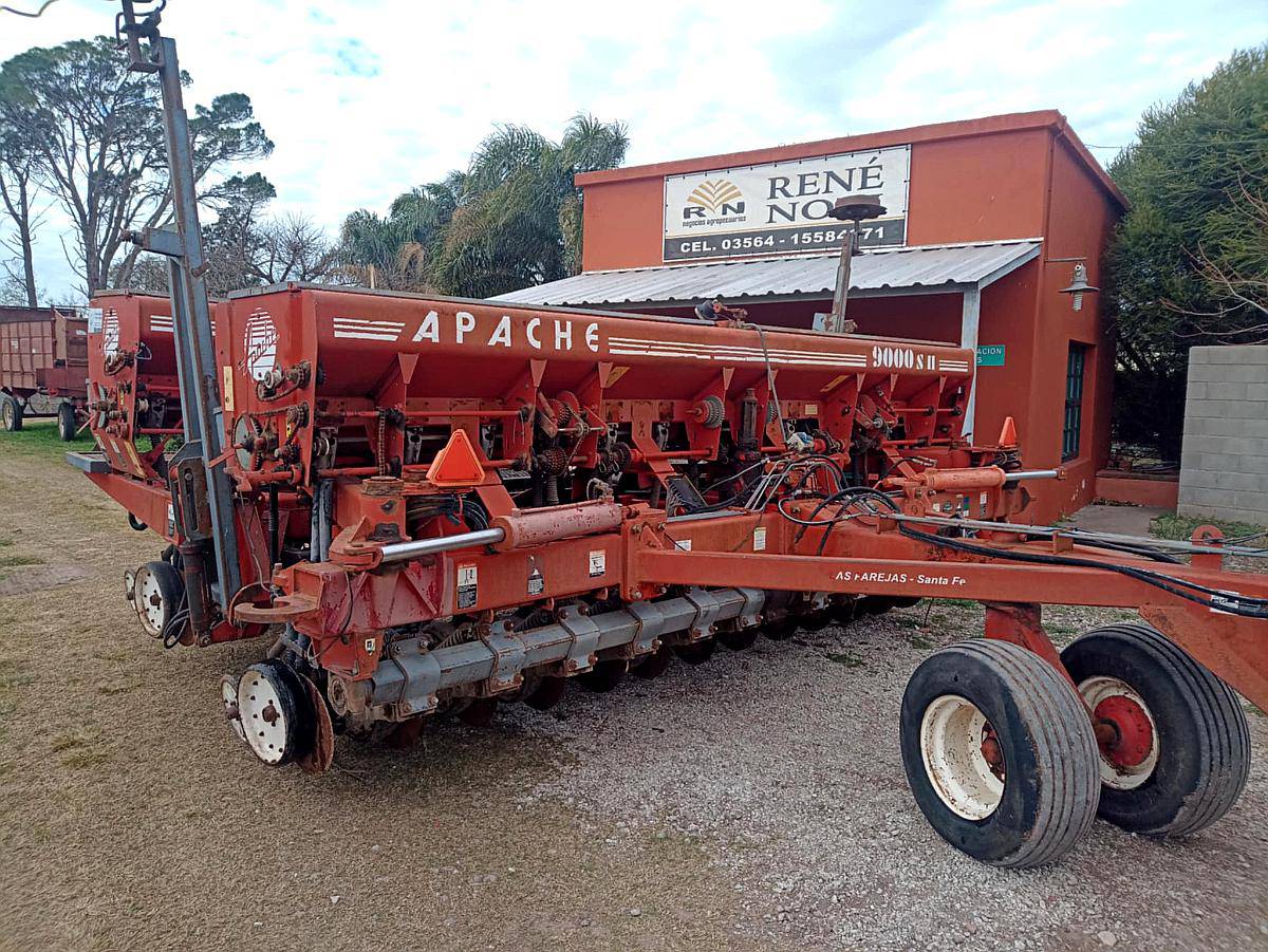 Apache 9000 con Alfalfero y Fert. Plegable,