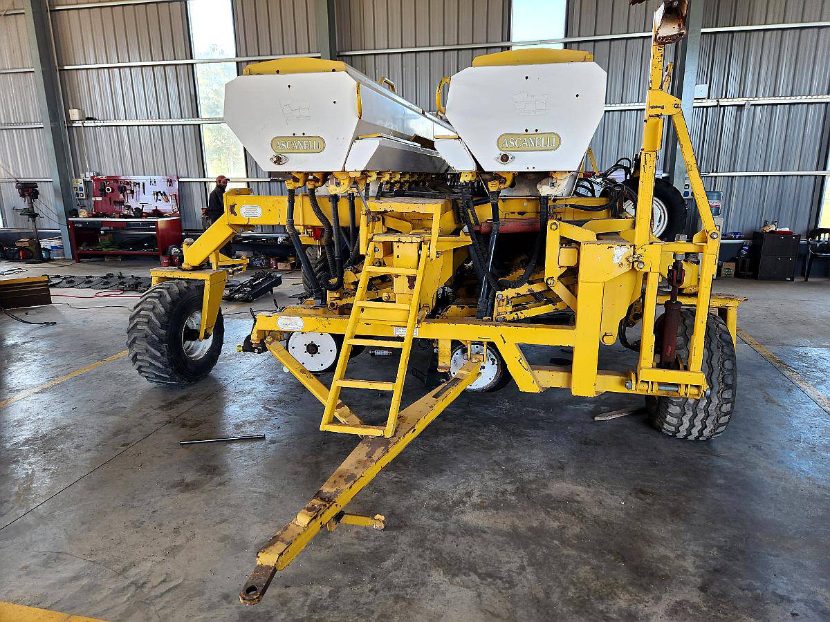 Sembradora Ascanelli Reparada 25 a 17.5 con Alfalfero