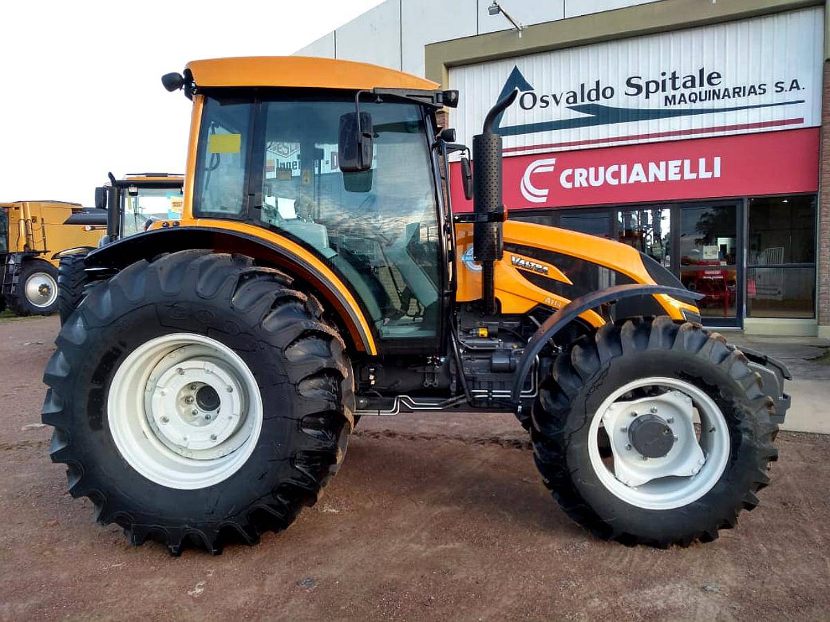 Tractor Valtra a 114.