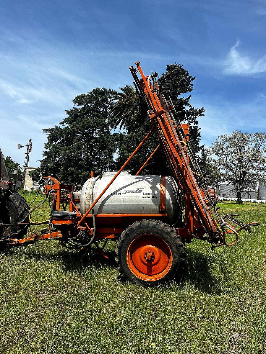 Pulverizadora Jacto AD18 2000 Litros