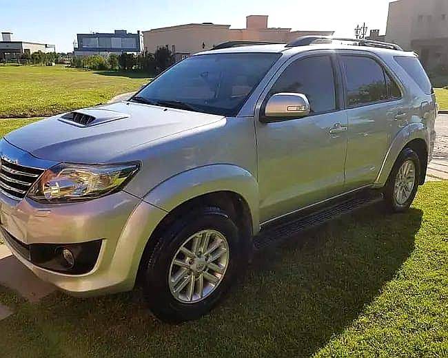 Vendo Toyota Hilux SW4 .
