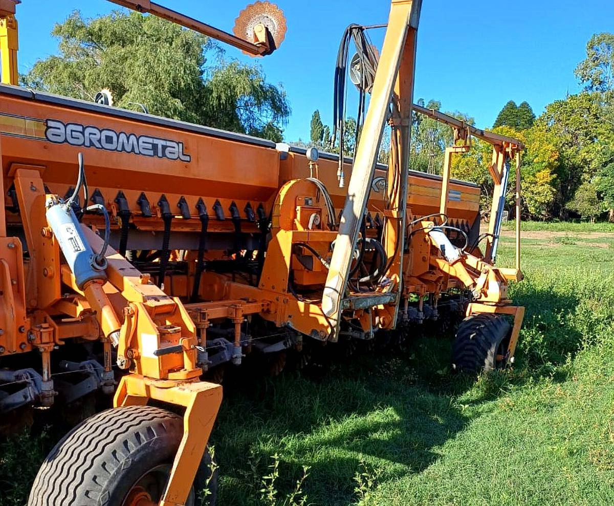 Sembradora Agrometal TX Mega 2012 - 24 a 35 Neumatica