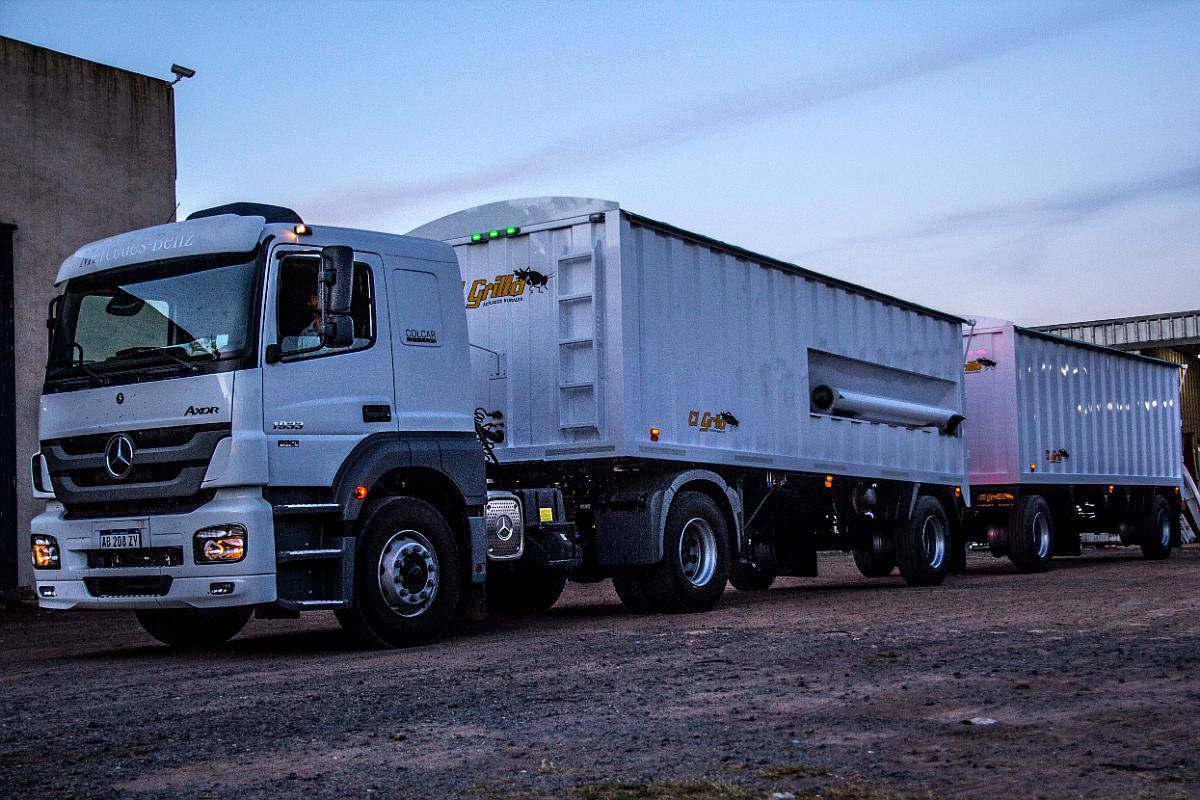 Semirremolque Tolva con Tubo de Descarga 26m3