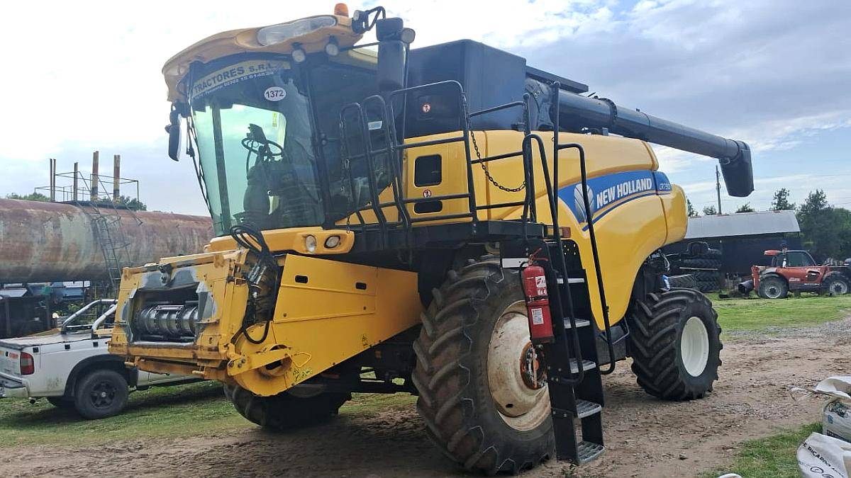 Cosechadora New Holland CR 7.90 con Drapper 40