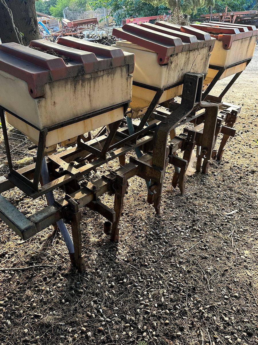 Aporcador Carpidor con Fertilizante 3 Puntos