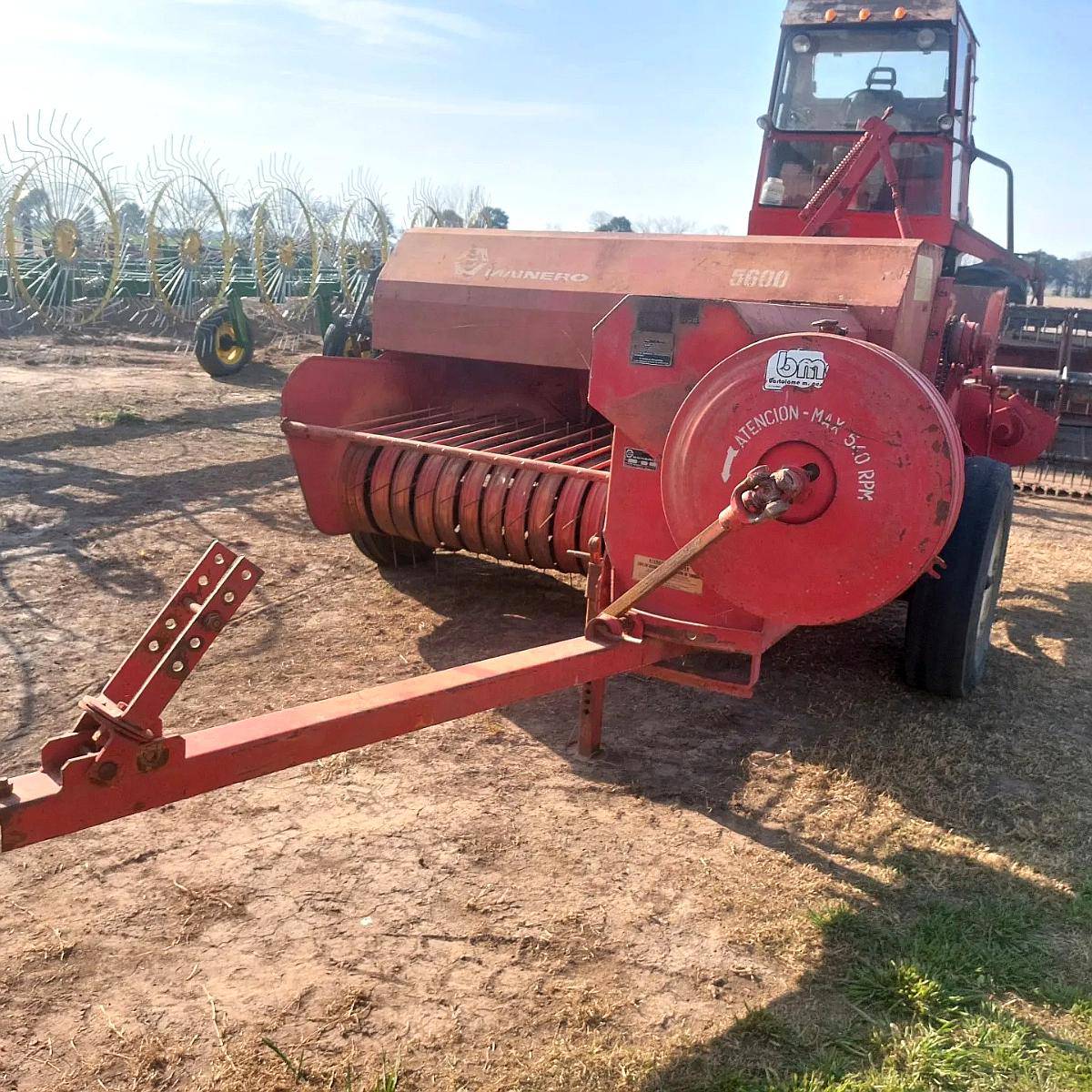 Enfardadora Mainero 5600. Atadura Alambre