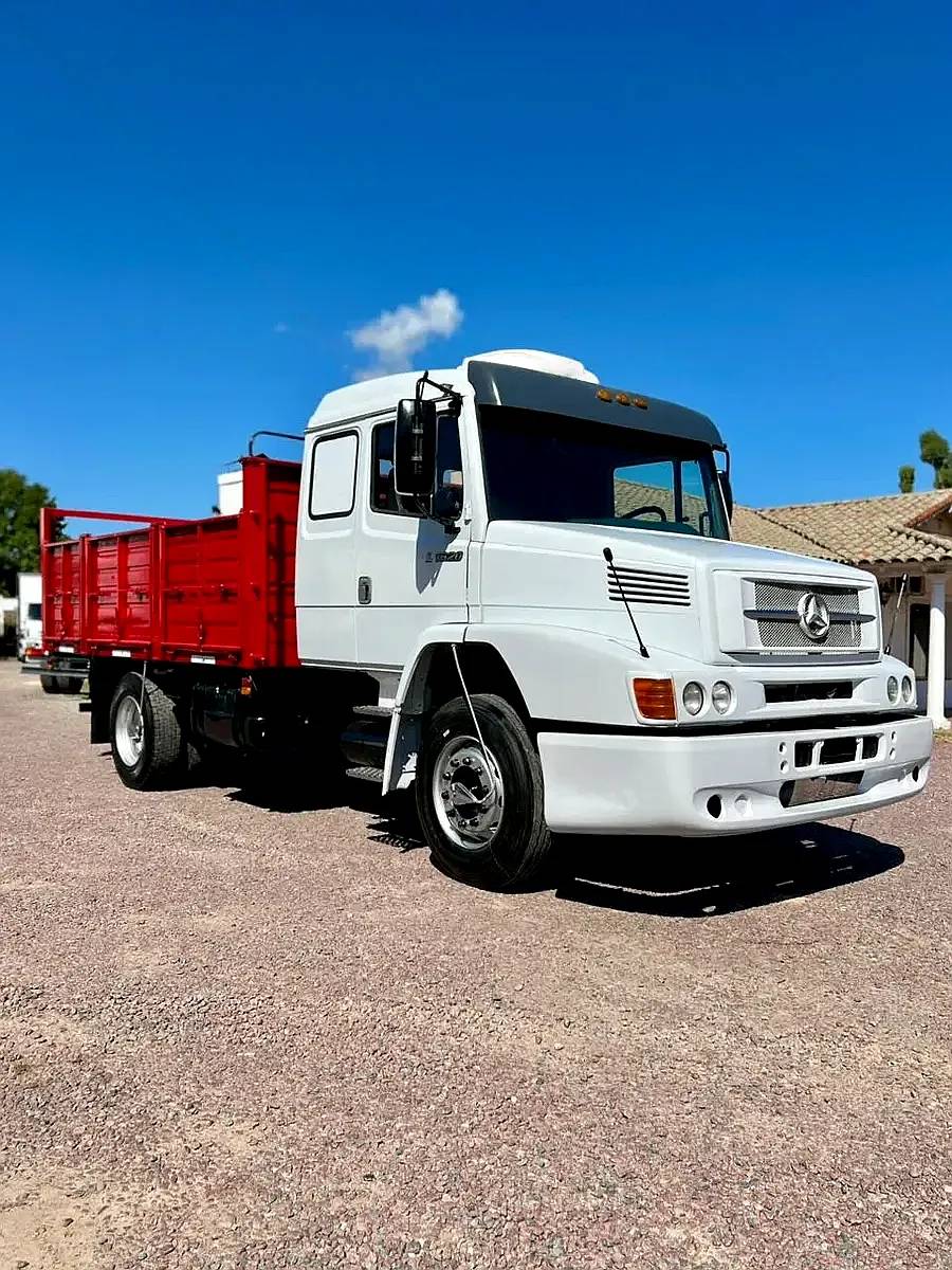 Camion Mercedes Benz L1620 año 2005 con Baranda Volcable