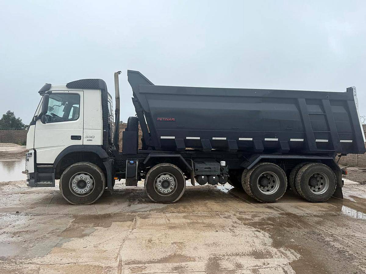 Volvo 330 año 2020 285.000km Batea Petinari 18mt Todo Vial