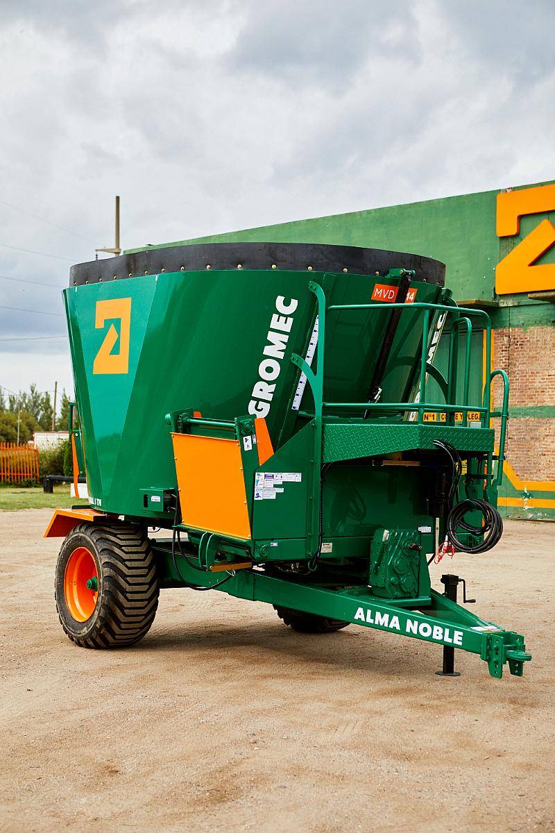 Mixer Vertical Distribuidor 14 M3 Descarga Frontal Agromec