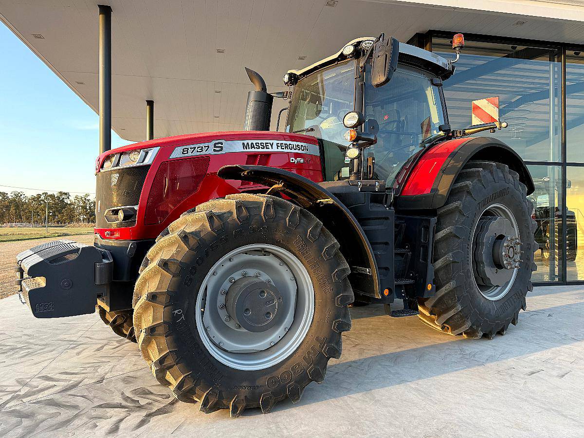 Massey Ferguson 8737 con Duales y Piloto