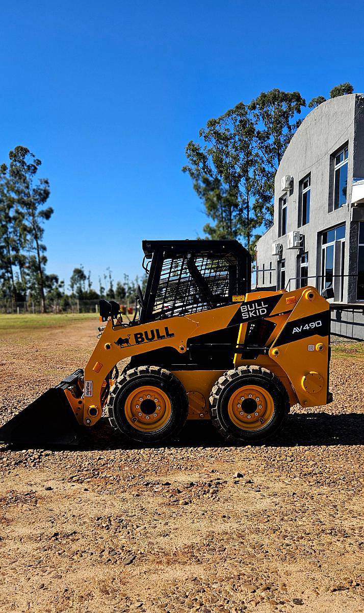 Minicargadora Bull AV490 50hp