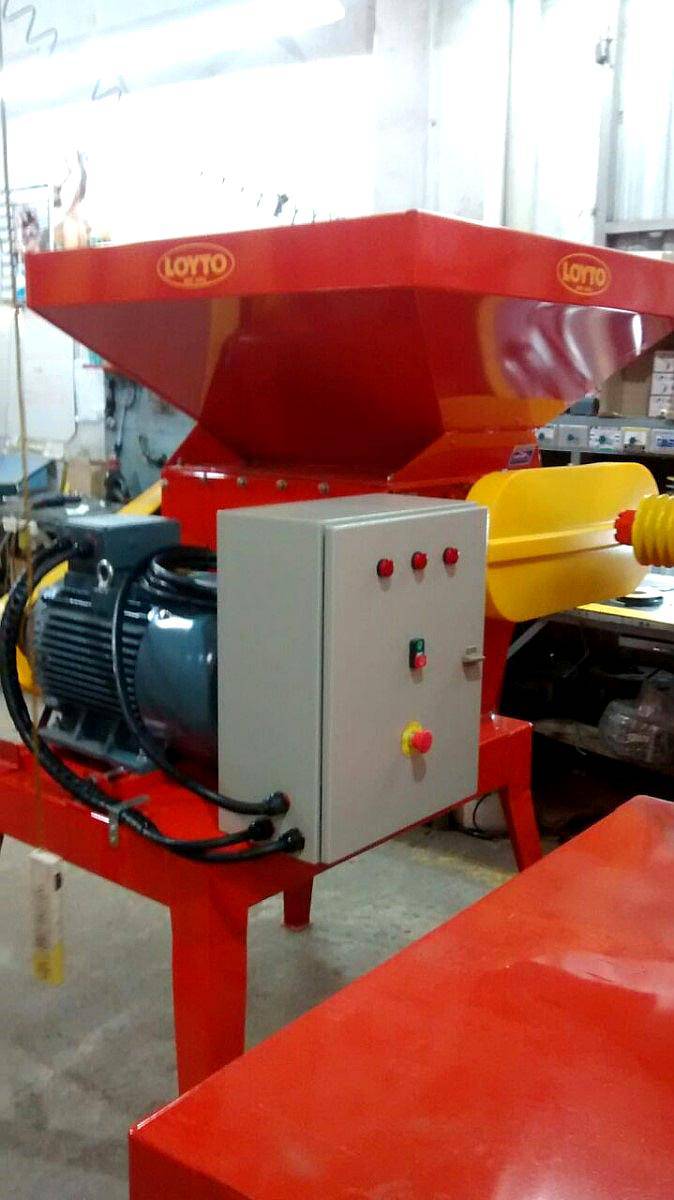Quebradora de Granos L-300 con Mesa M/electrico 15 HP. Loyto