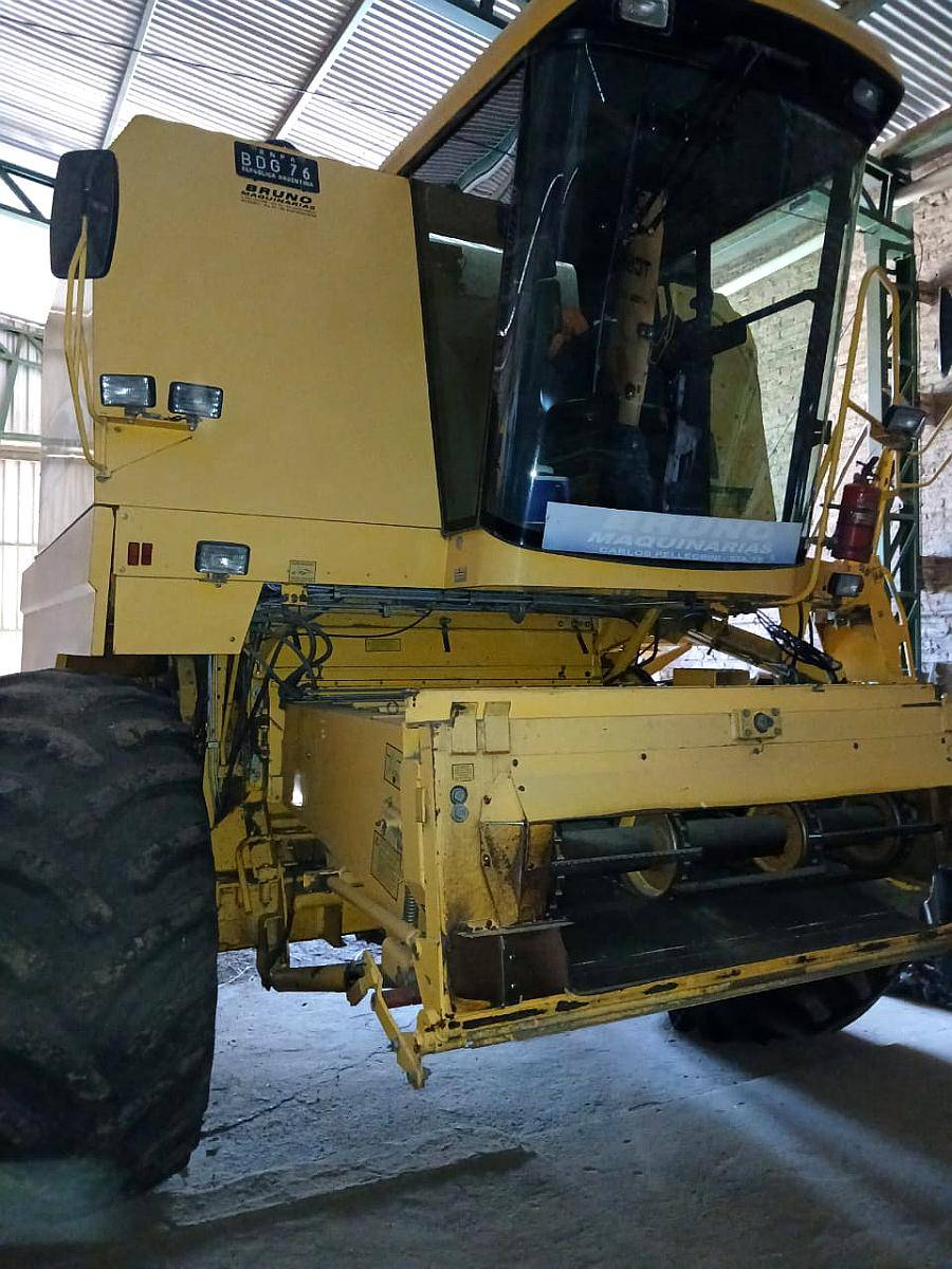 Cosechadora New Holland TC 59, año 2006