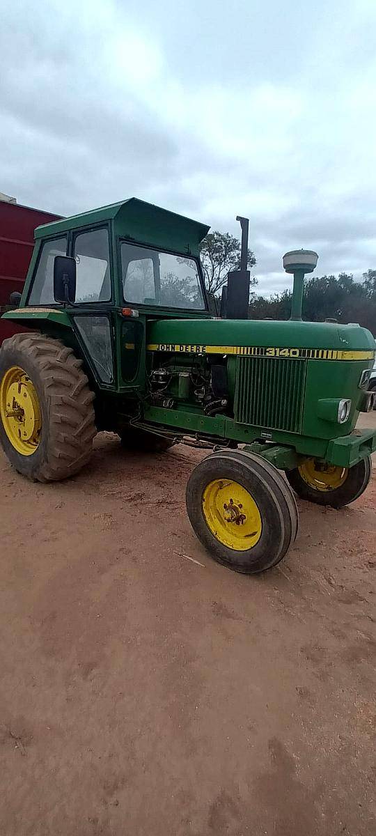 Tractor John Deere 3140 con Cabina