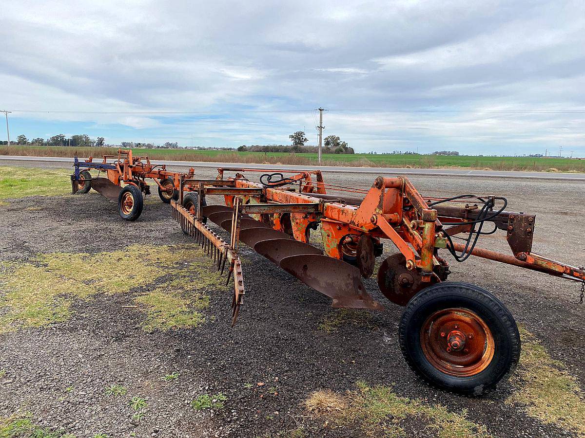 Arado de 11 Rejas Hidraulico con Peine Super Walter Agroads