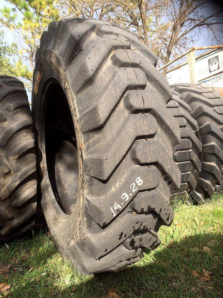 Cubiertas Delanteras de Doble Tracción con Dibujo Vial.