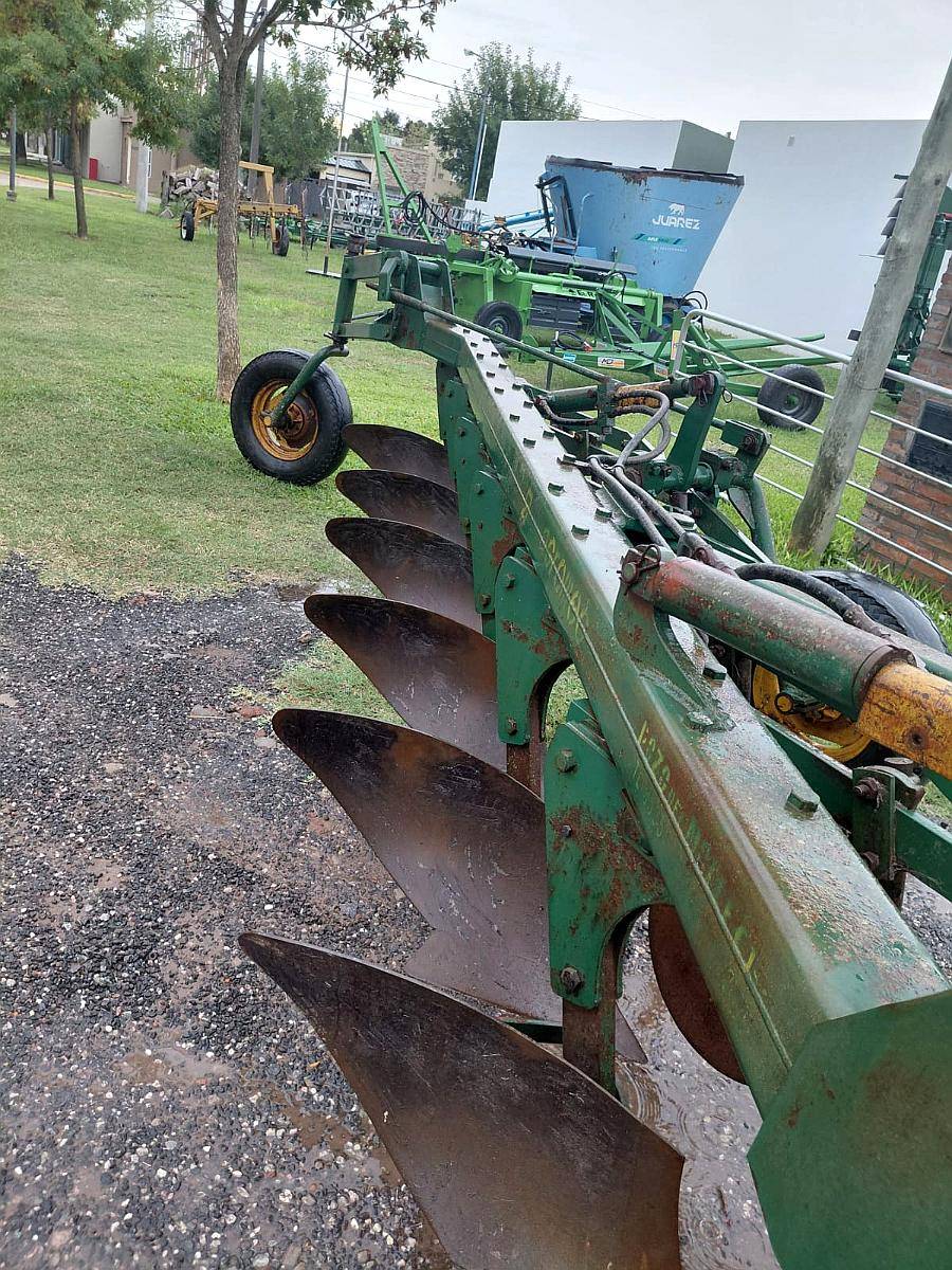 Arado de 6 Rejas Marca Agromec