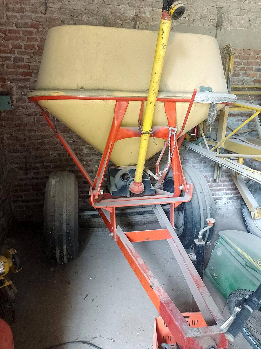 Fertilizadora Tanzi de 1.350 Kilos