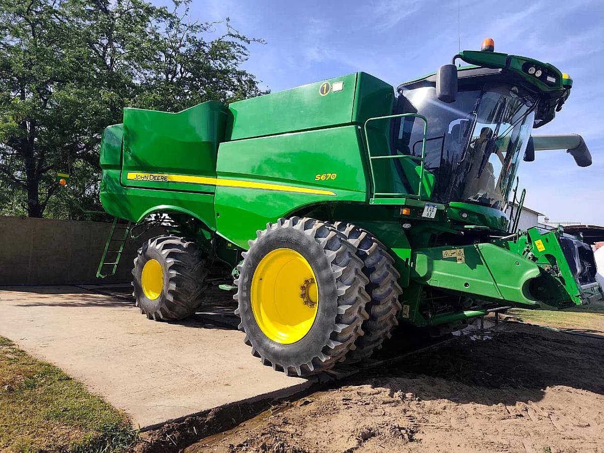 John Deere S670, con Draper de 40pies