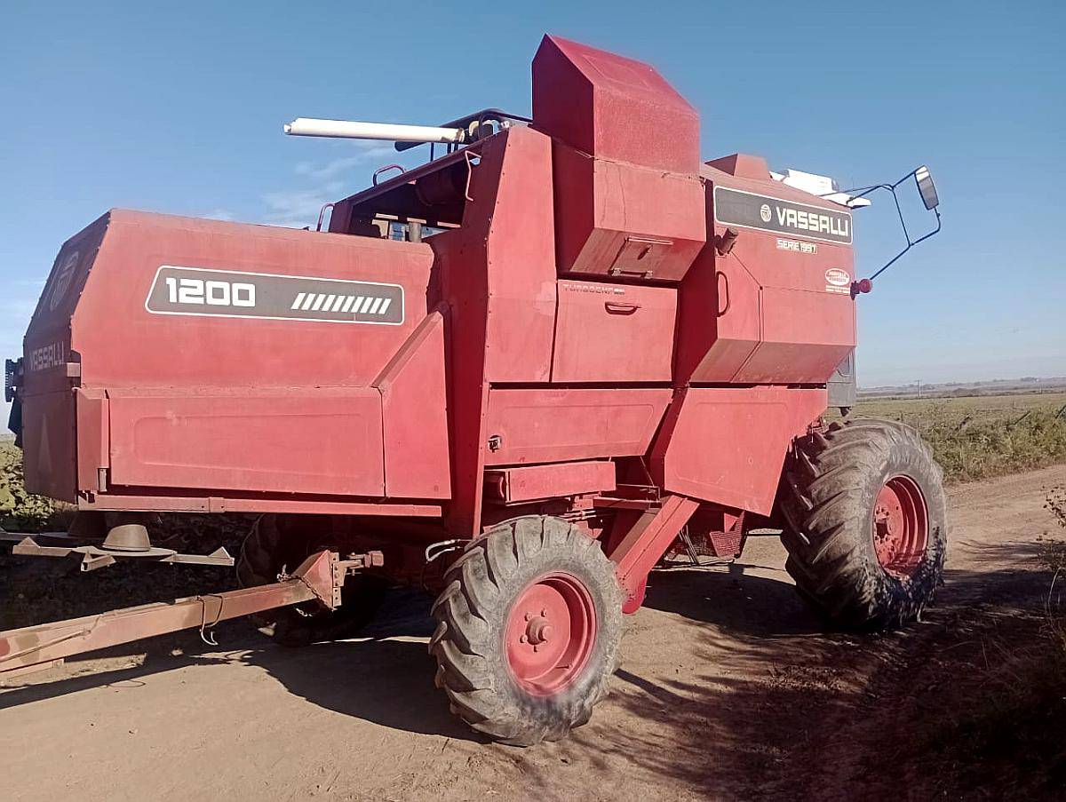 Cosechadora Vassalli 1200 año 97 .perkins A/A 23 Pies