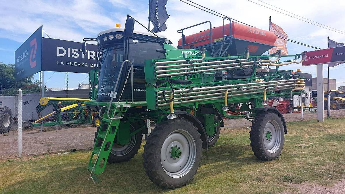 Fertilizadora Metalfor 3200 Equipada con Altina 30m de Labor