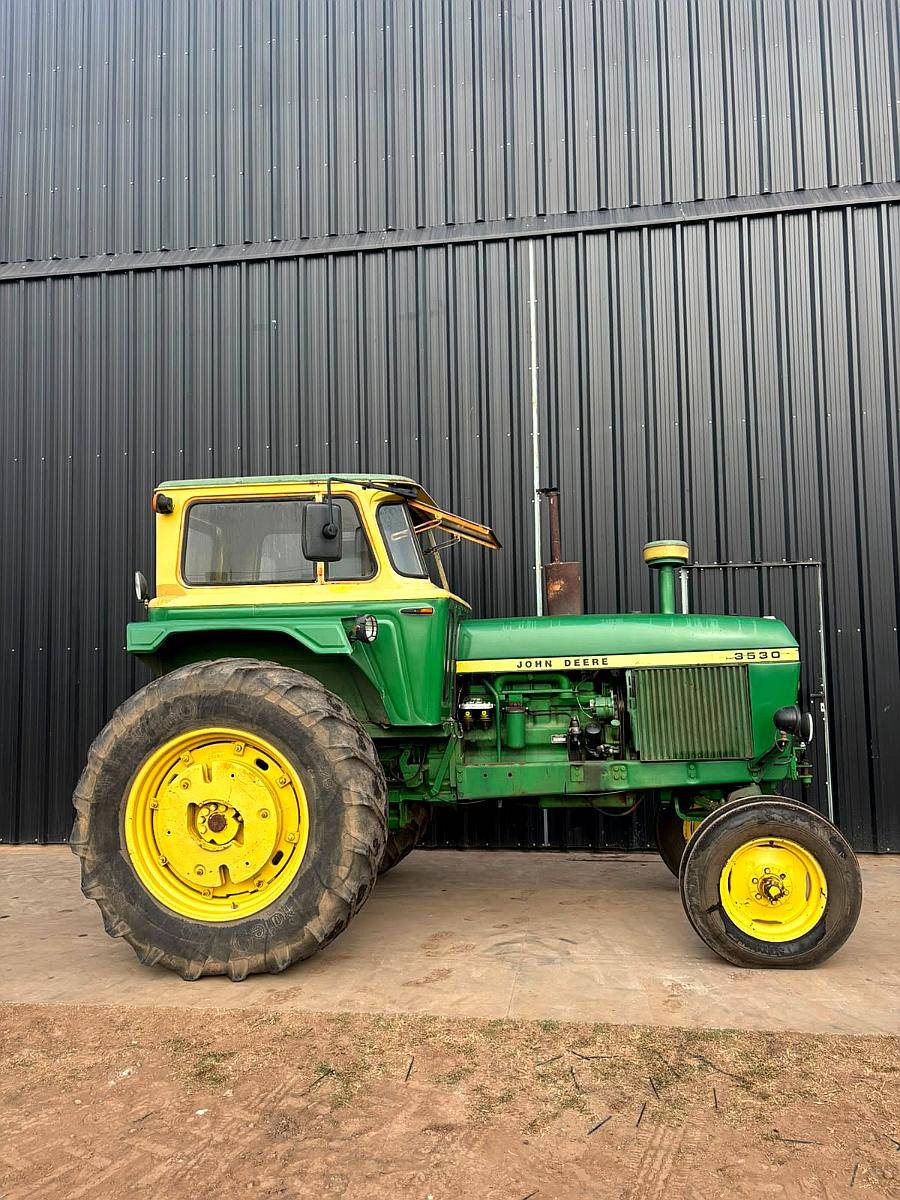 Tractor John Deere 3530.