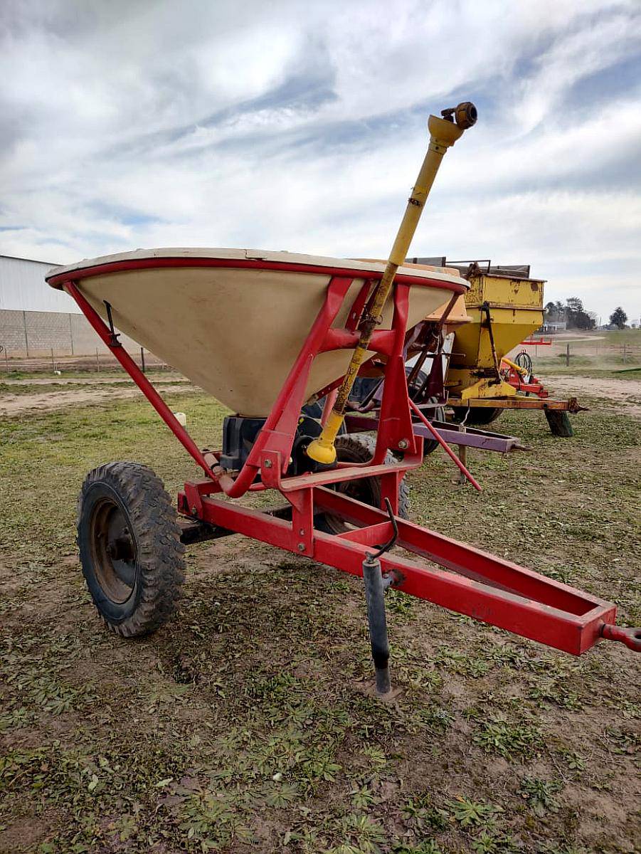 Fertilizadora Tanzi de 1000 Kilos a Péndulo