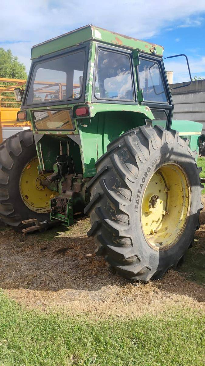 Tractor John Deere 2420, con Cabina.
