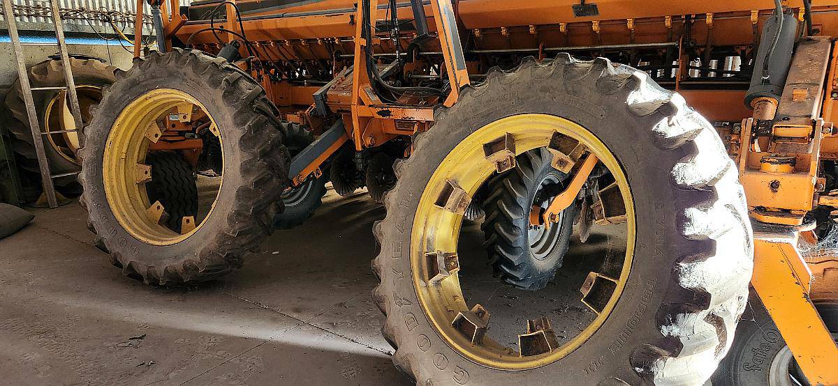 Cubiertas Godyear y Llantas John Deere