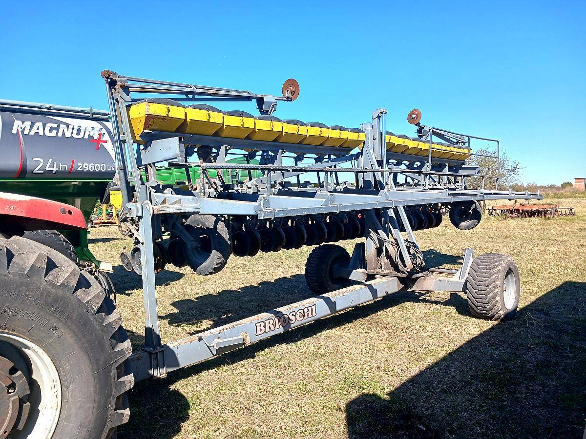 Sembradora Autotrailer Brioschi de 16 Lineas a 52 cm - Agroads
