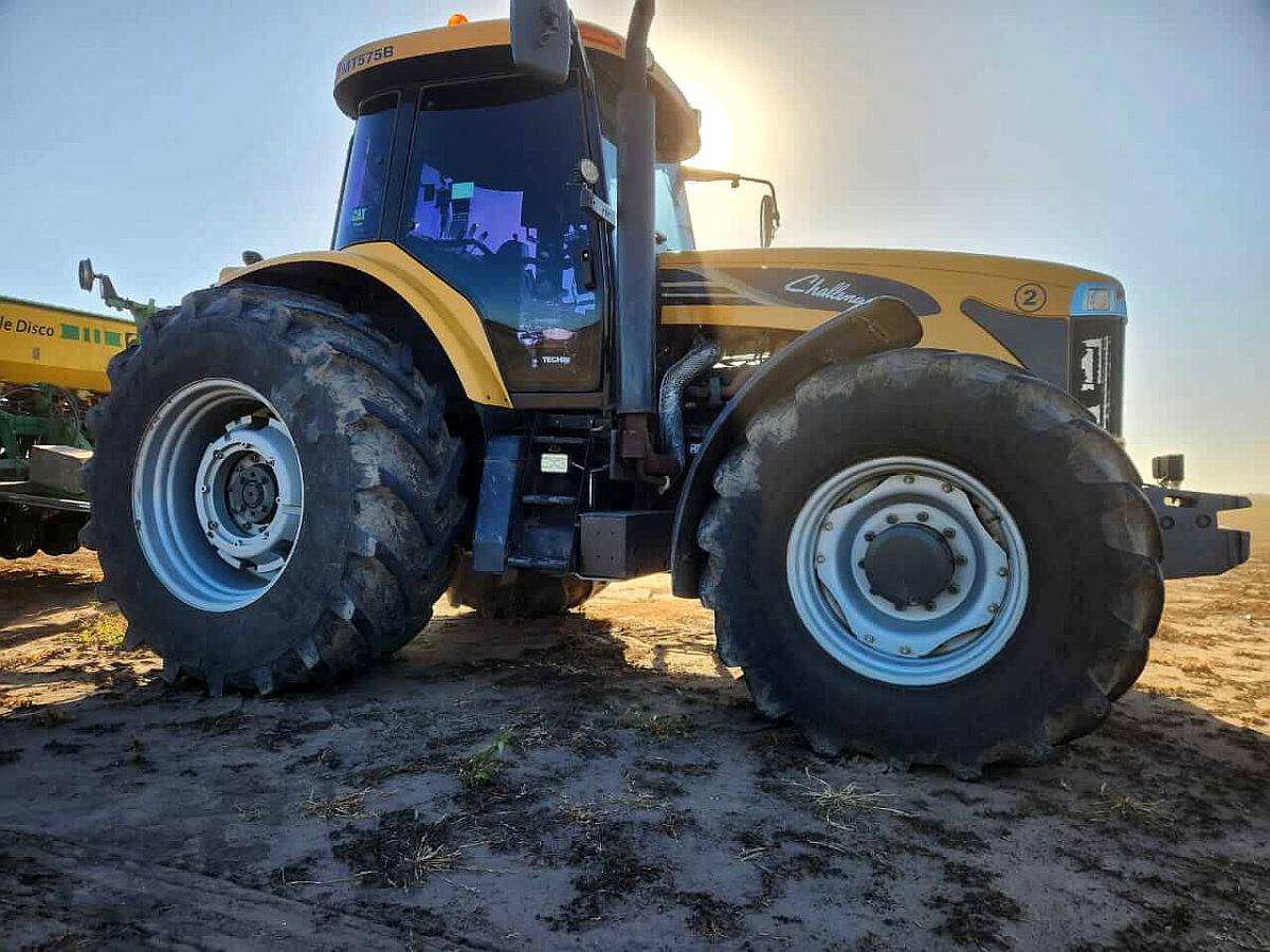 Tractor Challenger MT 575, año 2009