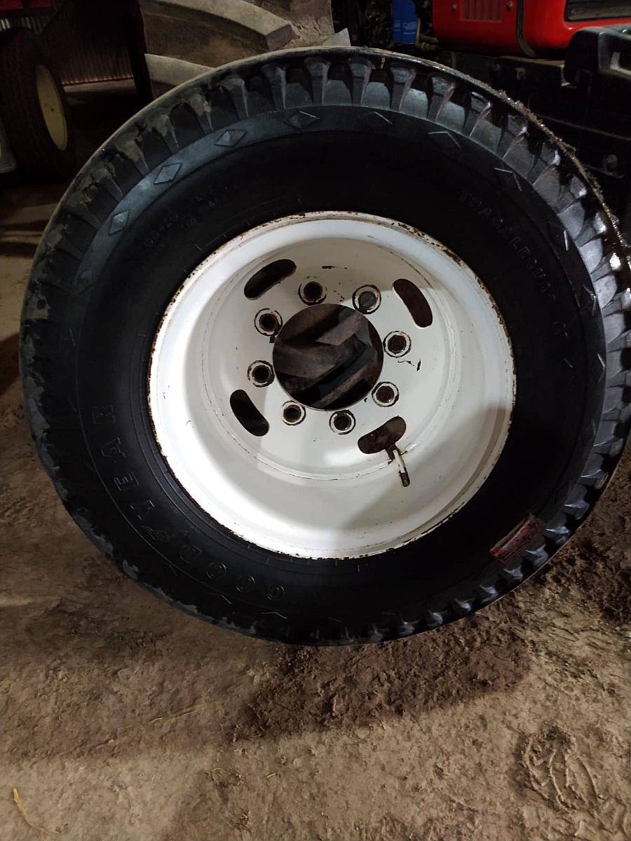 Vendo 8 Llantas para Duales Centro 8 Agujeros, Armadas Todas