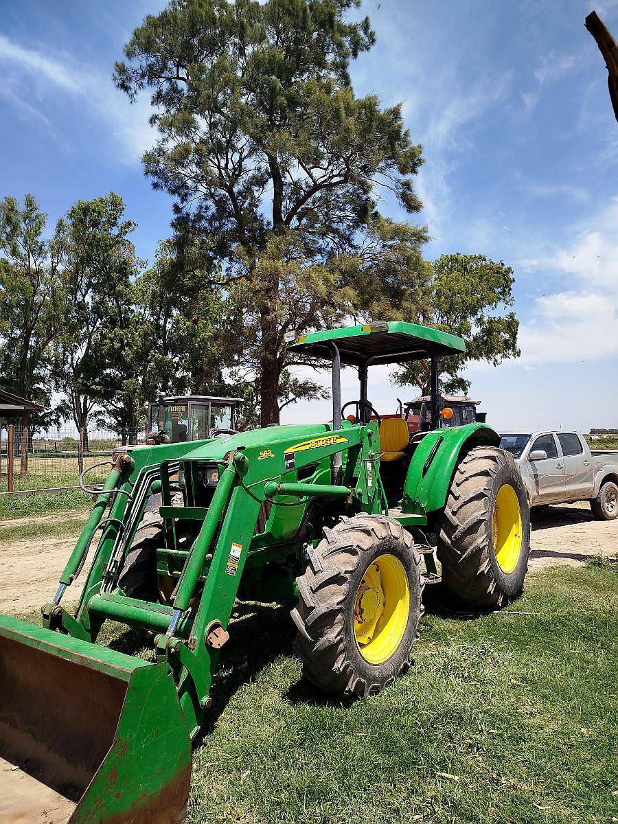 Tractor John Deere 5090, año 2016, con Pala y Pinche Frontal