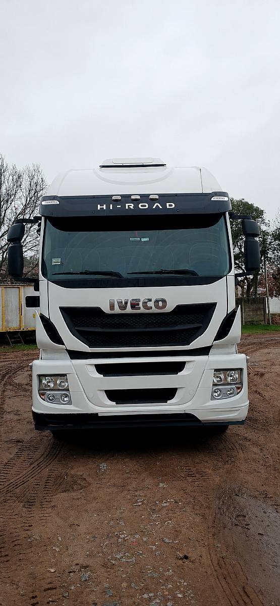 Iveco Hi-road 440 6X2 año 2021 con 213.000 km Batea Ombu