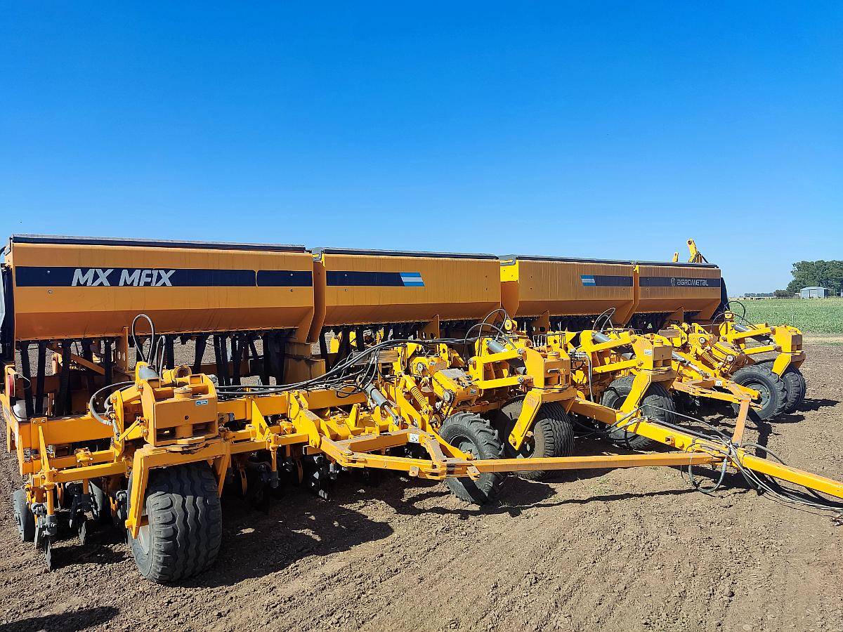 Sembradora Agrometal MX MAX 39 Lineas a 26 CM.